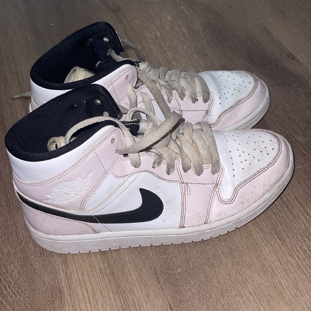 pink and white jordan’s! a bit worn but good condition just need to be cleaned!